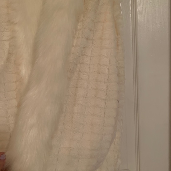 ◻️ LIZARD THICKET FAUX FUR VEST - Picture 3 of 8